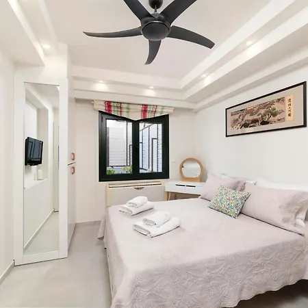Paradisos Luxury Next To Vila Koutsourás